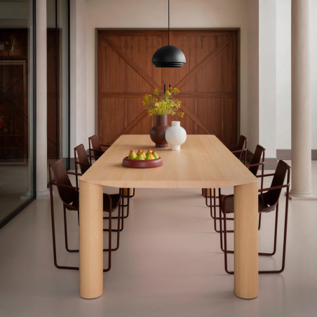 Ambiente con mesa Eggen y sillas Guapa de Midj
