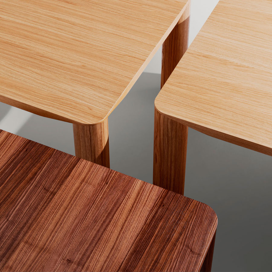 Detalle de la chapa de madera natural de la mesa Eggen en tres acabados diferentes
