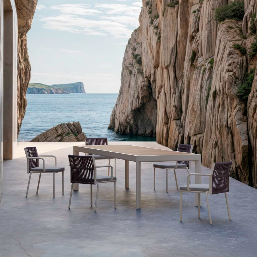 Ambiente de terraza con mesa y sillas Tempo de SKLD Studio en tonos beige