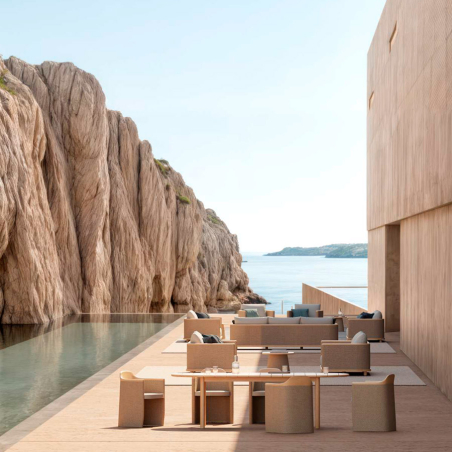 Ambiente de terraza con piscina y mobiliario de la colección Umbra de SKLD Studio