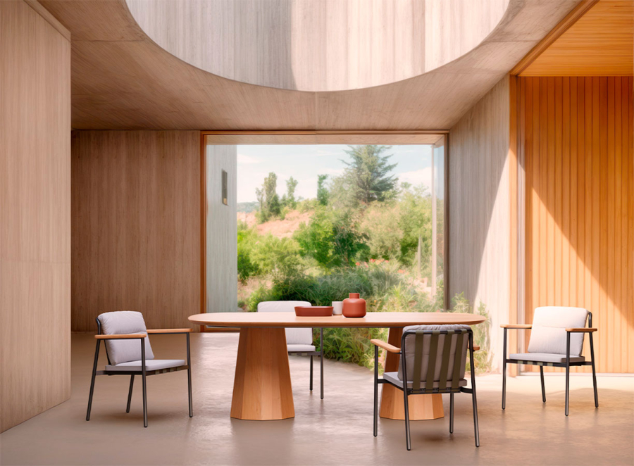 Ambiente de comedor con sillas y mesa de la colección Lacus