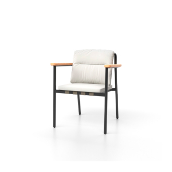 Silla Lacus de terraza con estructura de aluminio antracita y reposabrazos de teca. Respaldo trenzado con cinta beige