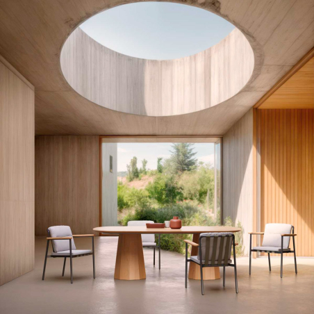 Ambiente de terraza con mesa y sillas Lacus en aluminio antracita y madera de teca