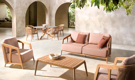 Terraza de verano con conjunto de sillones y al fondo comedor con mesa Ivana y sillas Rio de Joenfa