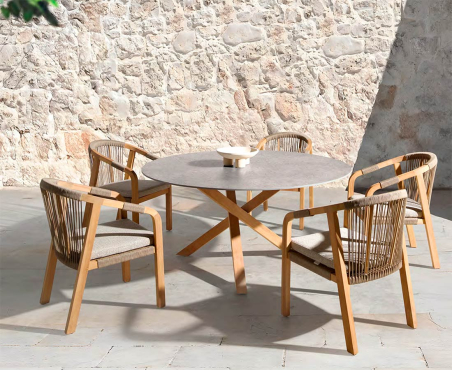 Ambiente de terraza con mesa redonda en teca y porcelánico y sillas Rio