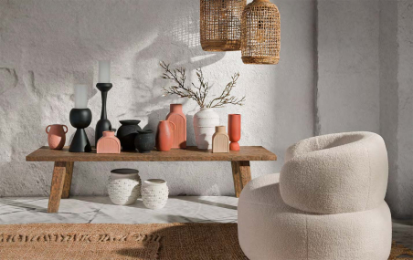 Ambiente de hogar con sillón Levi tapizado en color crudo