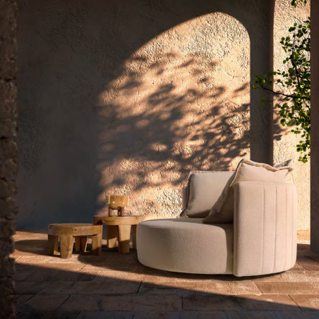 Ambiente de terraza con sillón Gira tapizado en bouclé gris claro