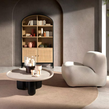 Ambiente de salón con sillón Zoe de Joenfa en tejido bouclé blanco