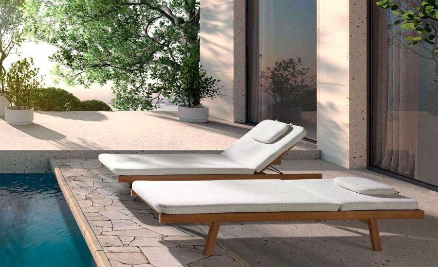 Ambiente de piscina con dos tumbonas Roda de Joenfa