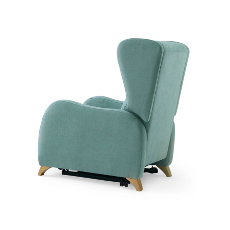 Vista escorzada del sillón relax Derby en color azul claro con patas en haya natural