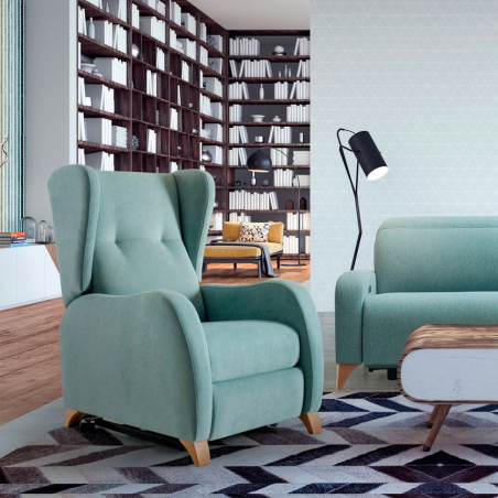 Ambiente de salón con el sillón relax Derby en color azul con patas en haya natural