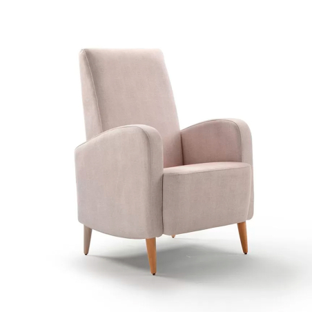 Butaca Emily tapizada en tela con patas de madera