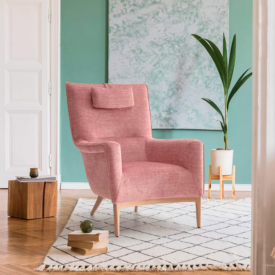 Ambiente con butaca Ágata en tapizado color rosa con patas en haya
