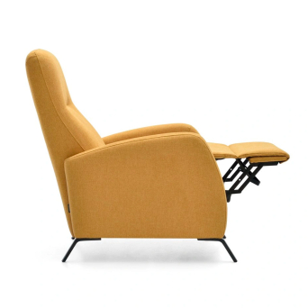 Sillón Siroco tapizado en tela color mostaza con patas metálicas negras 2