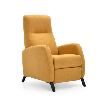 Sillón Siroco tapizado en tela color mostaza con patas metálicas negras