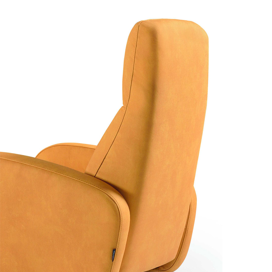 Detalle del sillón relax eléctrico Madison tapizado en tela color mostaza