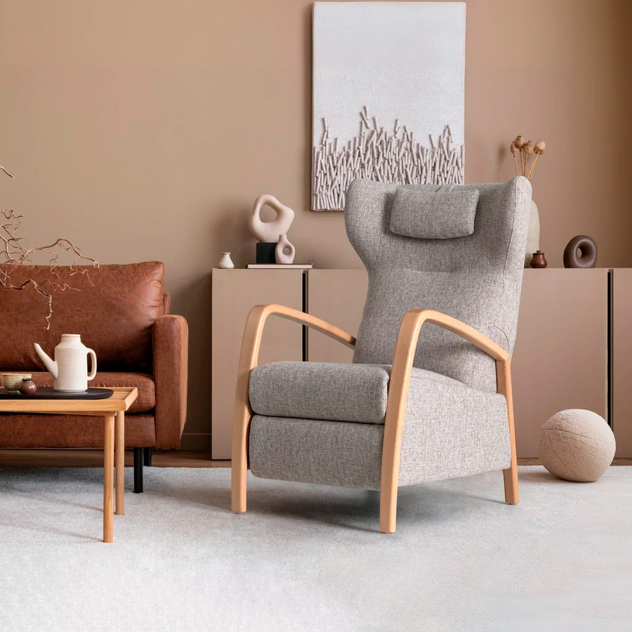 Sillón Edén tapizado en tejido color gris con patas en haya