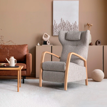 Sillón Edén tapizado en tejido color gris con patas en haya