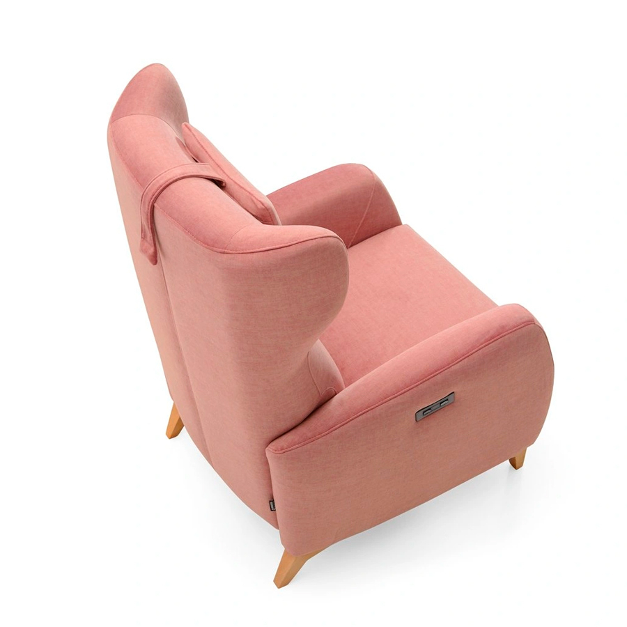 Vista escorzada del sillón Lotus tapizado en tejido color rosa con patas en haya natural