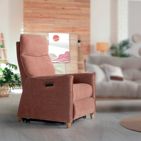 Ambiente con sillón Tribeca reclinable eléctrico, tapizado en tela color rosa empolvado