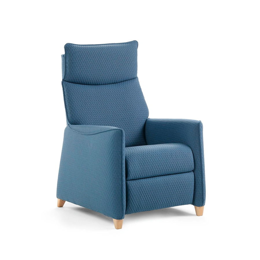 Sillón relax Tribeca con patas en madera y tapizado en tela color azul
