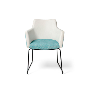 Sillón Hugo MT2 con patas metálicas con forma de patín y carcasa tapizada en tela