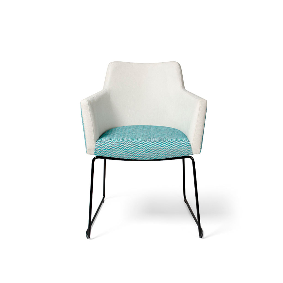 Sillón Hugo MT2 con patas metálicas con forma de patín y carcasa tapizada en tela