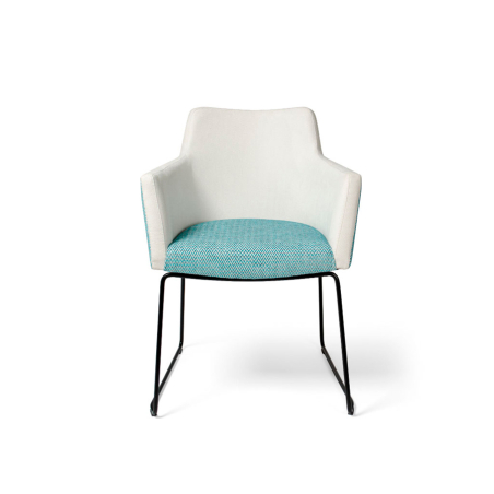 Sillón Hugo MT2 con patas metálicas con forma de patín y carcasa tapizada en tela