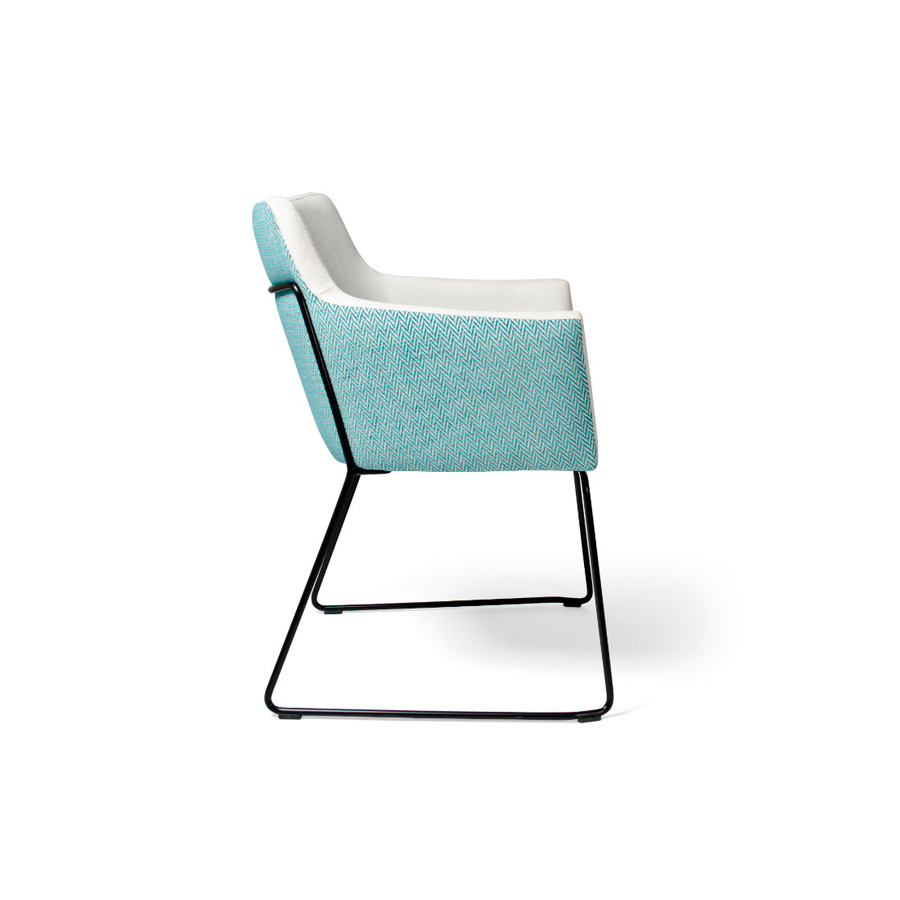 Vista lateral del sillón Hugo MT con patas metálicas y carcasa tapizada