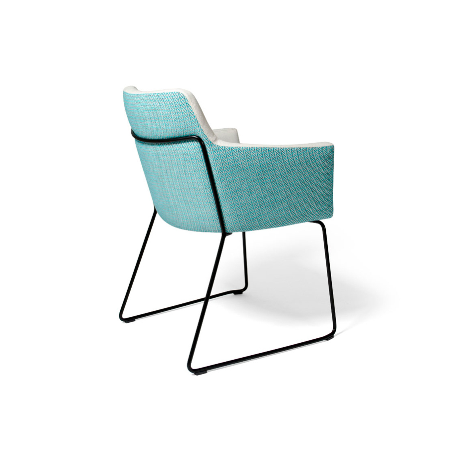 Sillón Hugo MT con estructura metálica que sube hasta la parte posterior del respaldo