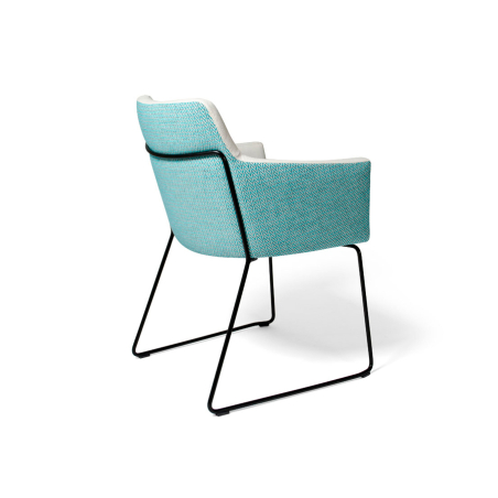 Sillón Hugo MT con estructura metálica que sube hasta la parte posterior del respaldo