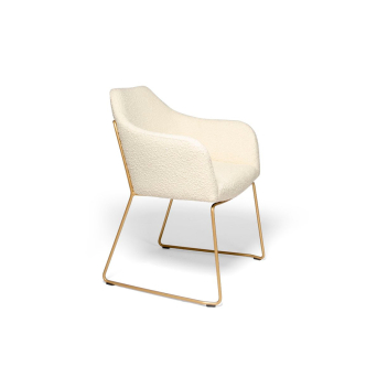 Sillón Idra MT con pata patín de metal en color oro epoxi y carcasa tapizada en color crudo