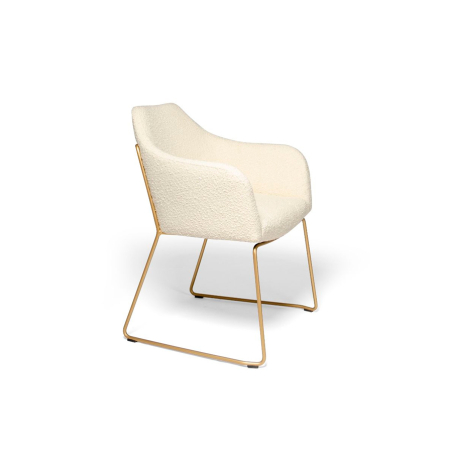 Sillón Idra MT con pata patín de metal en color oro epoxi y carcasa tapizada en color crudo