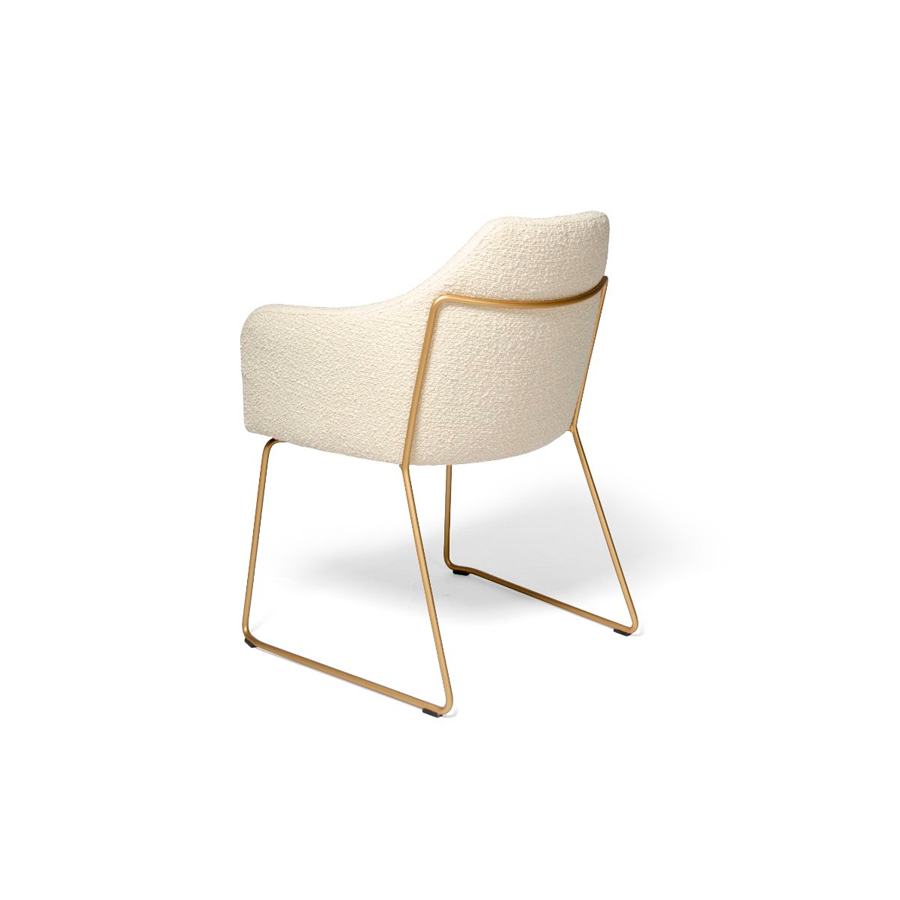 Perfil del sillón Idra MT con pata patín de metal en color oro epoxi y carcasa tapizada en color crudo