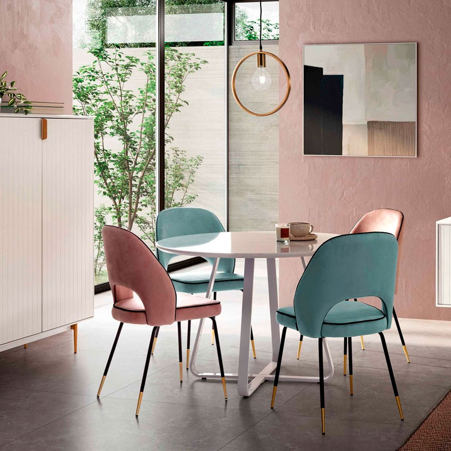 Ambiente de comedor con mesa redonda DT-13 en color blanco con sillas de diferentes colores