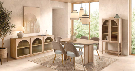 Salón comedor con aparador Catania con tres puertas de madera maciza de acacia con cristal acanalado