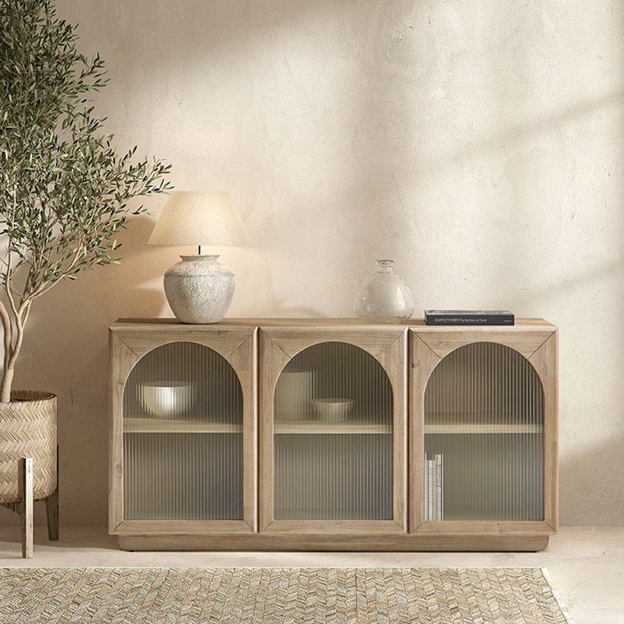 Ambiente con aparador Catania con tres puertas de madera maciza de acacia con cristal acanalado