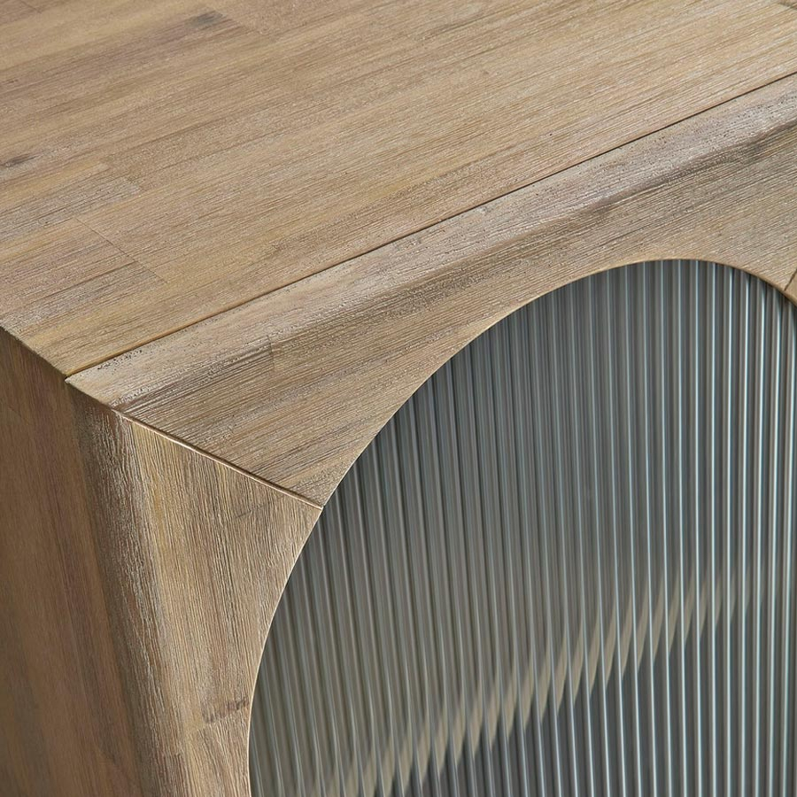 Detalle del aparador Catania con tres puertas de madera maciza de acacia con cristal acanalado