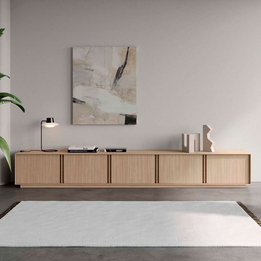 Mueble de televisión Madi 01 de la firma Kroma en chapa de roble natural con cinco puertas batientes y zócalo