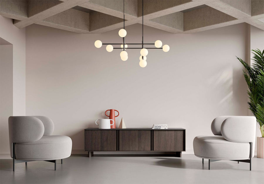 Ambiente con mueble contenedor Madi 02 de la firma Kroma con tres puertas batientes y patas de madera