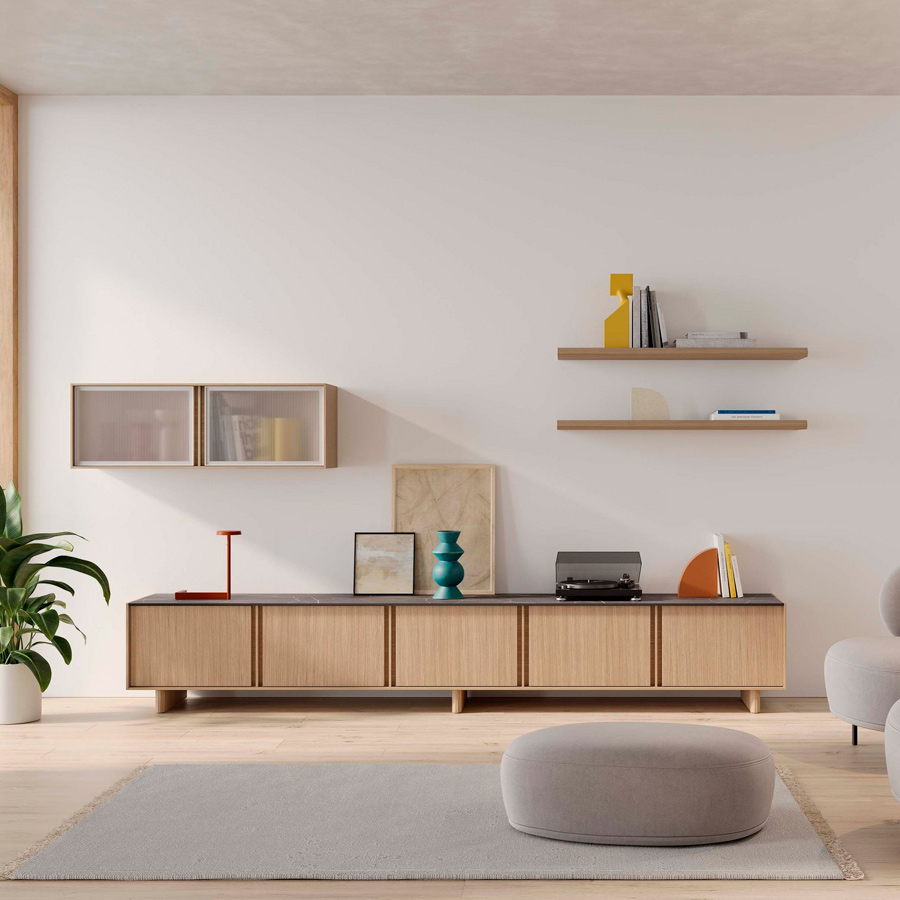 Salón Madi 03 de la firma Kroma con mueble bajo, dos baldas y mueble colgado con puertas de cristal