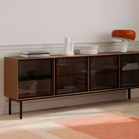 Aparador Madi 05 de la firma Kroma, con patas de metal y estructura en chapa de madera natural