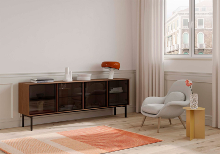 Ambiente de salón con aparador Madi 05 con base de metal, estructura de madera y puertas en cristal persol