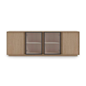Aparador Madi 06 de la firma Kroma fabricado en chapa de madera natural con dos puertas batientes de cristal y dos de madera