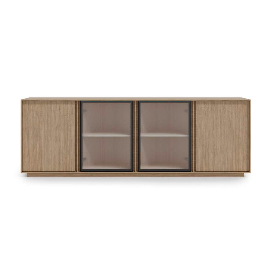 Aparador Madi 06 de la firma Kroma fabricado en chapa de madera natural con dos puertas batientes de cristal y dos de madera