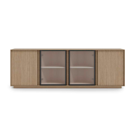 Aparador Madi 06 de la firma Kroma fabricado en chapa de madera natural con dos puertas batientes de cristal y dos de madera