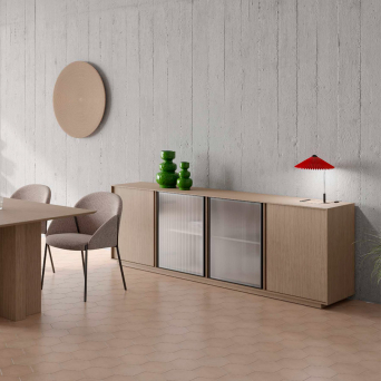 Aparador Madi 06 de la firma Kroma fabricado en chapa de madera natural con dos puertas batientes de cristal y dos de madera 2