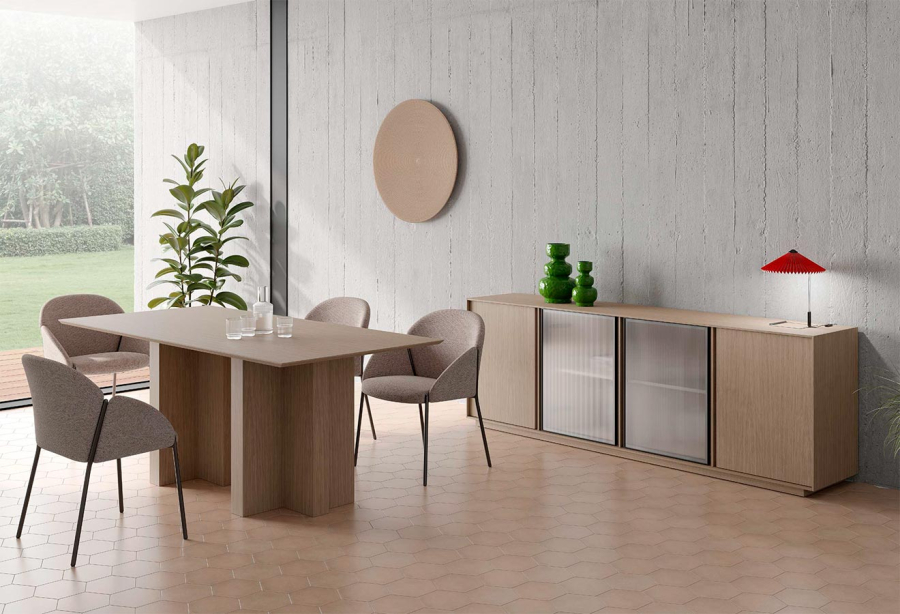 Ambiente con aparador de 4 puertas con dos puertas de cristal estriado y dos puertas de madera