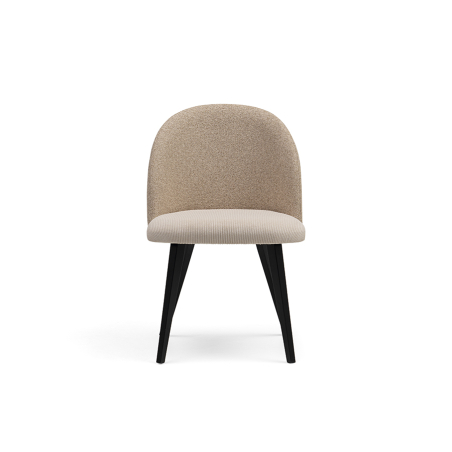 Vista frontal de la silla Domo ND con patas de madera lacada y tapizada en tela color beige