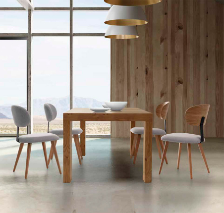Ambiente de comedor con cuatro sillas Alma, dos de ellas con respaldo tapizado y dos con respaldo de madera